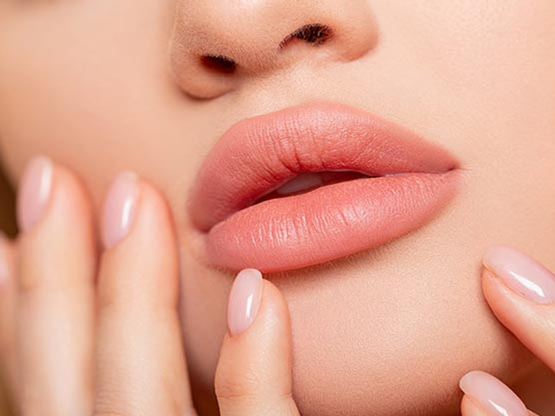 هر آنچه باید در مورد تزریق ژل لب مدل عروسکی بدانید